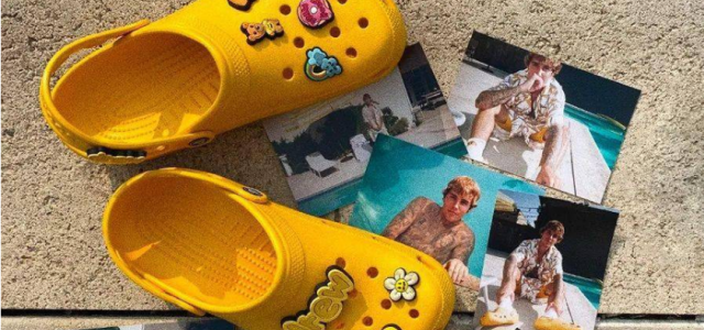 Crocs 与 Justin Bieber 的联名鞋发布后即刻售罄，转售价最多高出近一倍