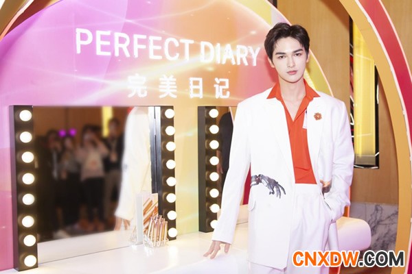 完美日记「反重力」唇釉新品发布——朱正廷登陆“Z318星球”