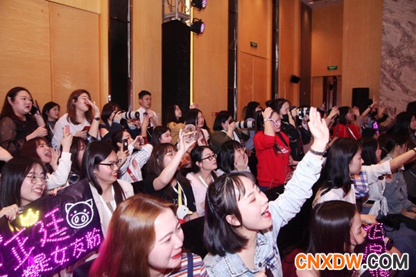 完美日记「反重力」唇釉新品发布——朱正廷登陆“Z318星球”