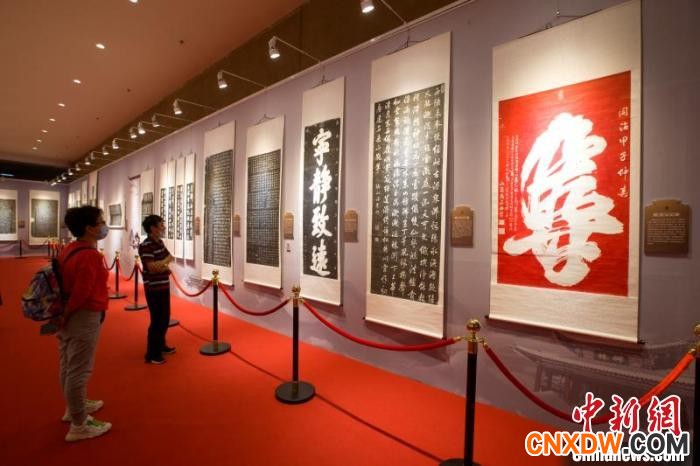 《石墨镌华——西安碑林名碑书法展》展出30余幅西安碑林名碑拓本精品，带民众走进碑林艺术的世界，感受中国碑刻书法的魅力。　张云 摄