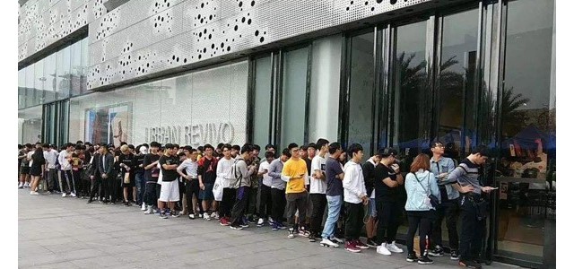 “炒鞋”有风险需理性，排队买鞋！10倍高价卖出二手鞋