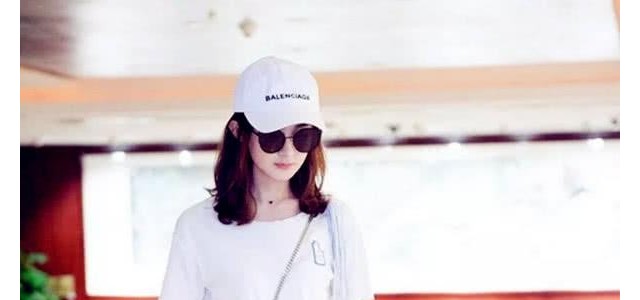 今年依旧是小白鞋的舞台火了很久现在依然很爆