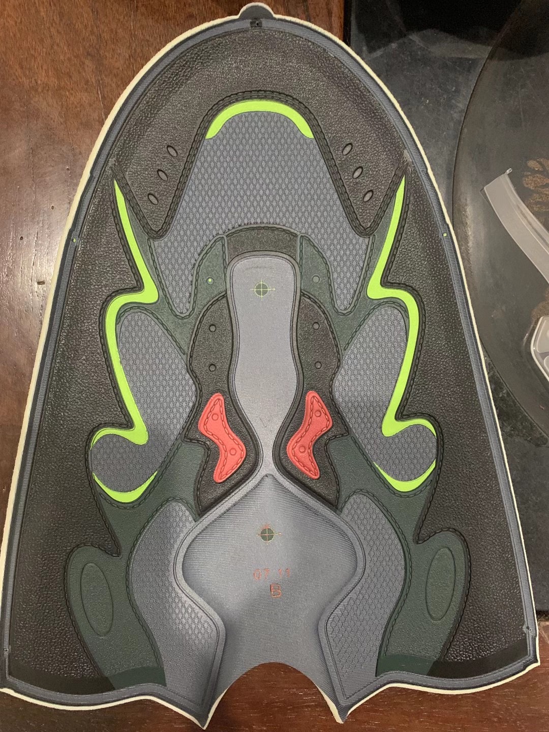 5D稳型鞋面 皮革质感