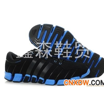阿迪达斯毛毛虫跑鞋
