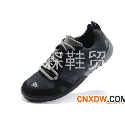 阿迪达斯户外鞋
