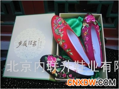 皮纹底全绣尖口