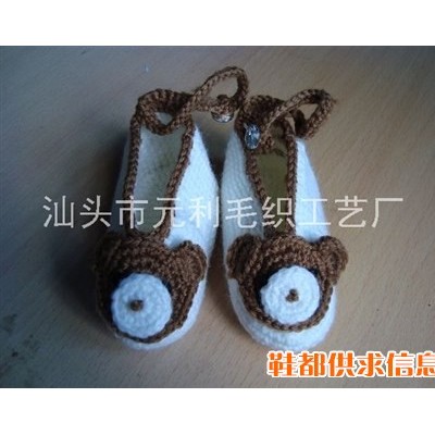 手工编织钩针小熊婴儿鞋